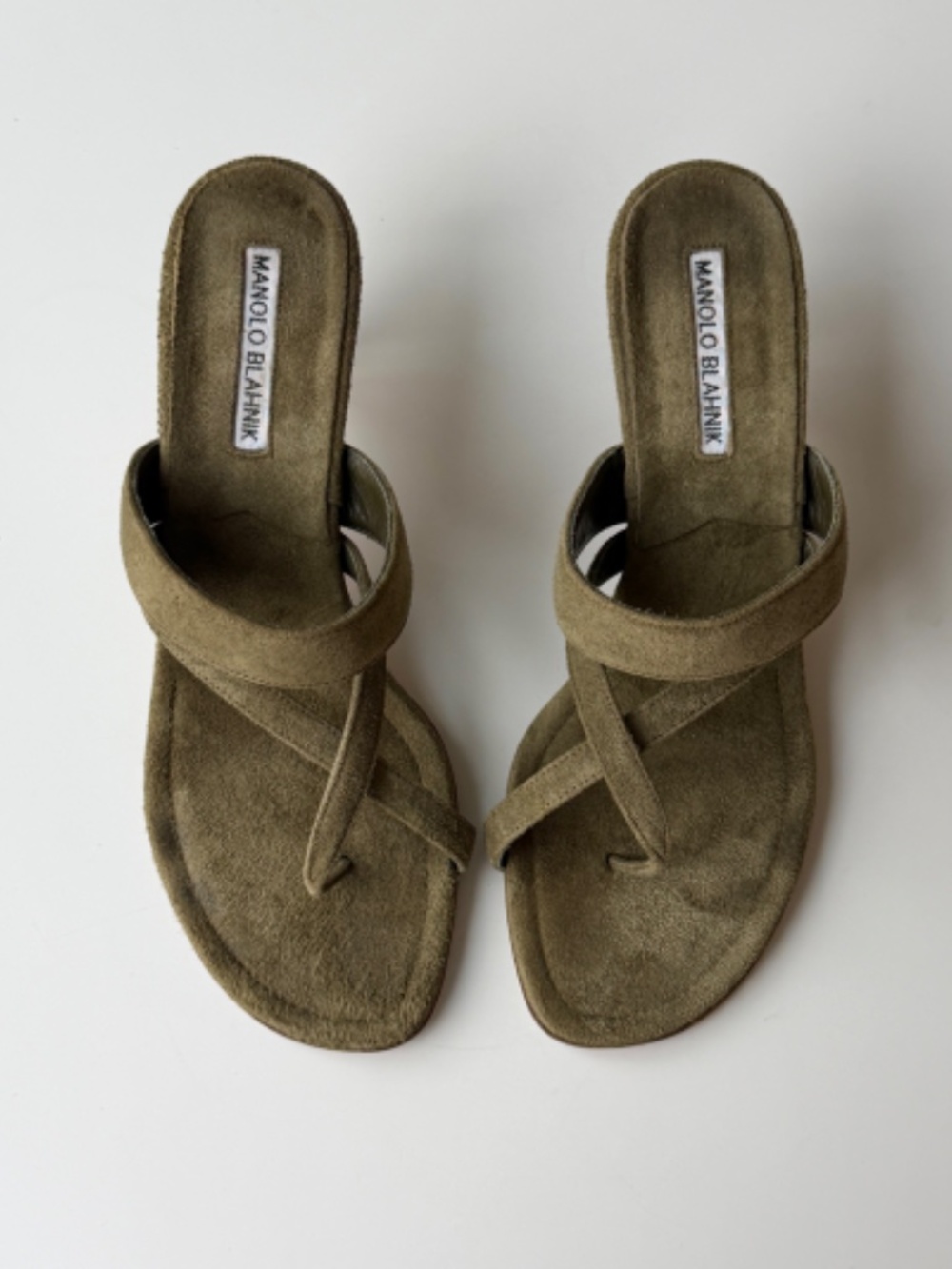 Vintage Manolo Blahnik olive suede thong sandals, IT 37.5, approx. US 7 - Picture 4 of 10